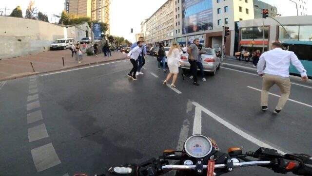 İstanbul'un göbeğinde yol verme kavgası yüzünden taraflar birbirini dövdü