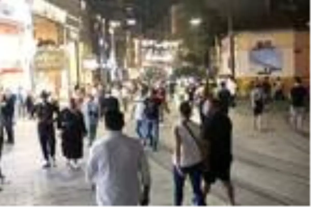 Son dakika: İSTİKLAL CADDESİ'NDE AKŞAM OLUŞAN KALABALIKTA KURALLARA UYULMADI