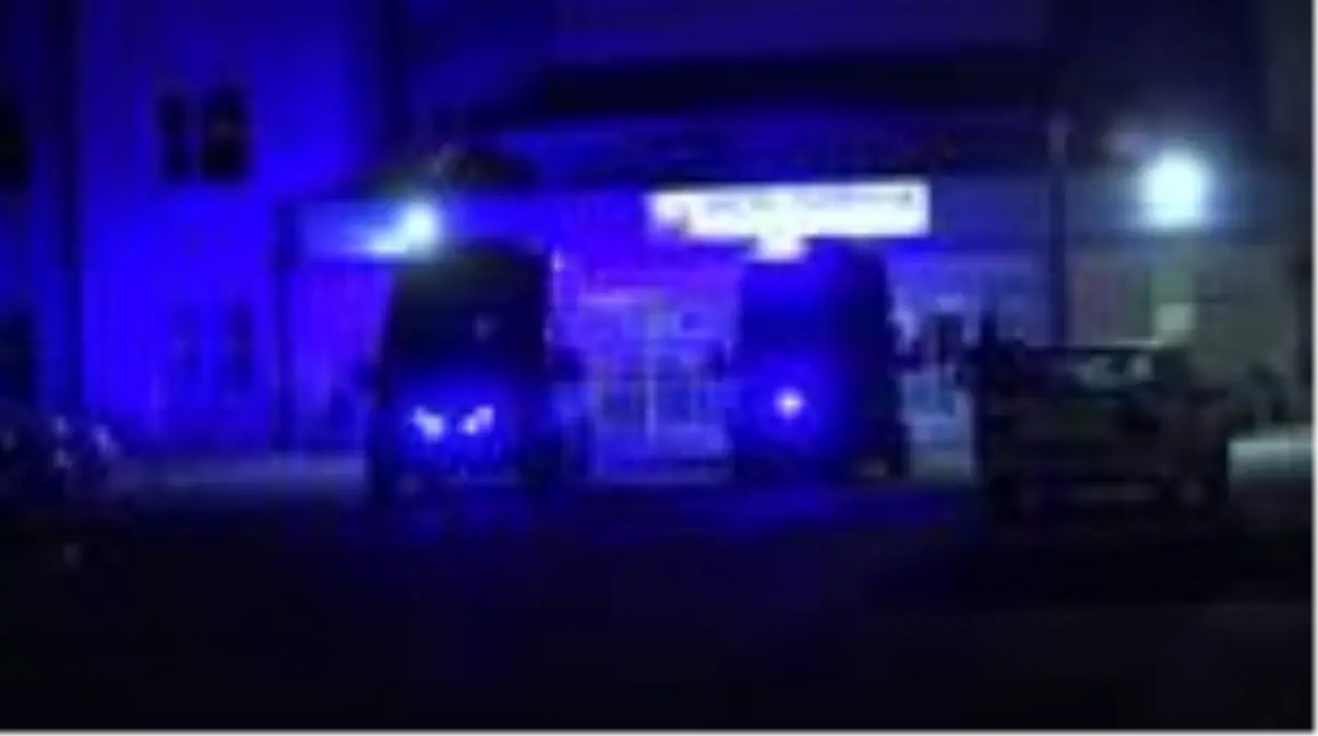 Otomobil ile kamyonet çarpıştı: 3 yaralı