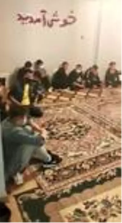 Son dakika haberi | Polisin operasyon düzenlediği evin salonundan 42 düzensiz göçmen çıktı Son dakika haberi | Polisin operasyon düzenlediği evin salonundan 42 düzensiz göçmen çıktı