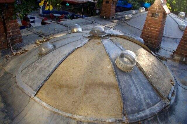 Tarihi Küçük Hamam'ın çatısındaki kurşunları çaldılar