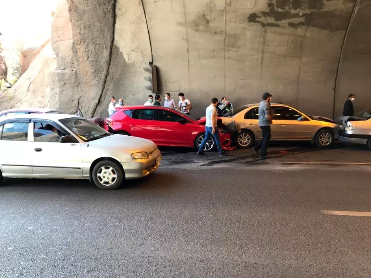 Tünel girişinde zincirleme trafik kazası