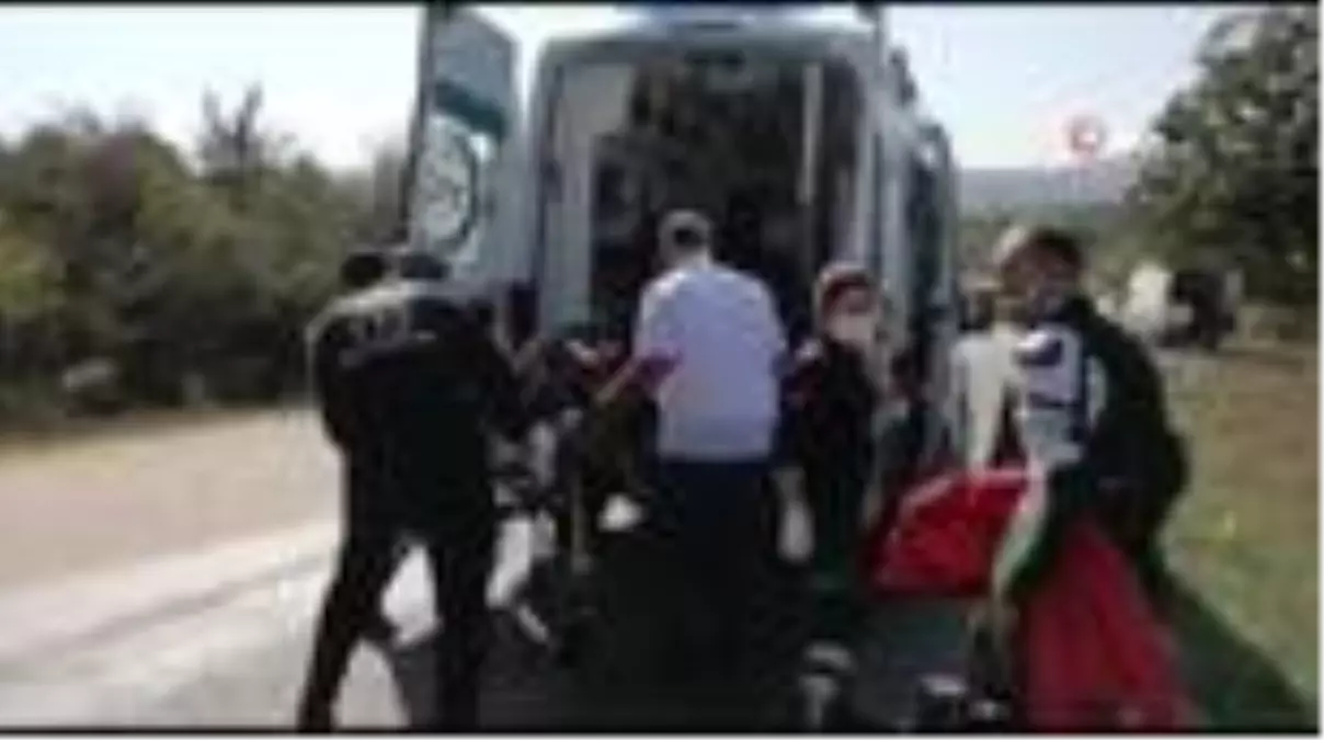 Virajı alamayan motosiklet şarampole uçtu: 2 yaralı