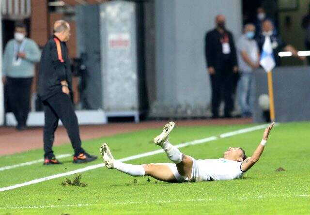 Yusuf Erdoğan attığı gol sonrası, G.Saray yedek kulübesi önünde kayarak sevindi