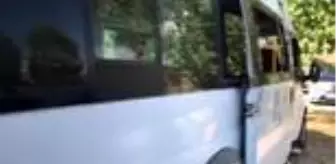 Afganistan: 2'si havasızlık ve sıkışmadan dolayı ölmüş 72 sığınmacının yakalandığı minibüs Afganistan: 2'si havasızlık ve sıkışmadan dolayı ölmüş 72 sığınmacının yakalandığı minibüs