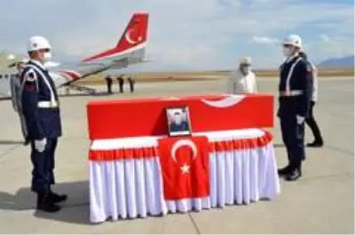 Ağrı'da şehit olan Uzman Çavuş Hüseyin Yırtıcı'nın naaşı Hatay'a uğurlandı Ağrı'da şehit olan Uzman Çavuş Hüseyin Yırtıcı'nın naaşı Hatay'a uğurlandı