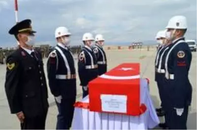 Ağrı'da şehit olan Uzman Çavuş Hüseyin Yırtıcı'nın naaşı Hatay'a uğurlandı Ağrı'da şehit olan Uzman Çavuş Hüseyin Yırtıcı'nın naaşı Hatay'a uğurlandı