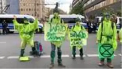 Almanya'da çevreciler ormanların korunması için protesto düzenledi Almanya'da çevreciler ormanların korunması için protesto düzenledi