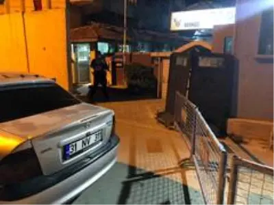İddia için yaşlı insanların olduğu motosiklete arabayla çarptılar İddia için yaşlı insanların olduğu motosiklete arabayla çarptılar