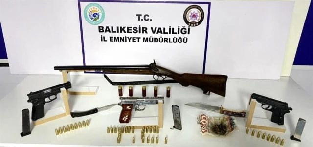 Balıkesir'de polis 13 aranan şahıs ve çok sayıda silah yakaladı