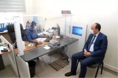 Kaymakam Solak sürücü belgesi bilgilerini kimlik kartına yükletti Kaymakam Solak sürücü belgesi bilgilerini kimlik kartına yükletti