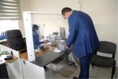 Kaymakam Solak sürücü belgesi bilgilerini kimlik kartına yükletti Kaymakam Solak sürücü belgesi bilgilerini kimlik kartına yükletti