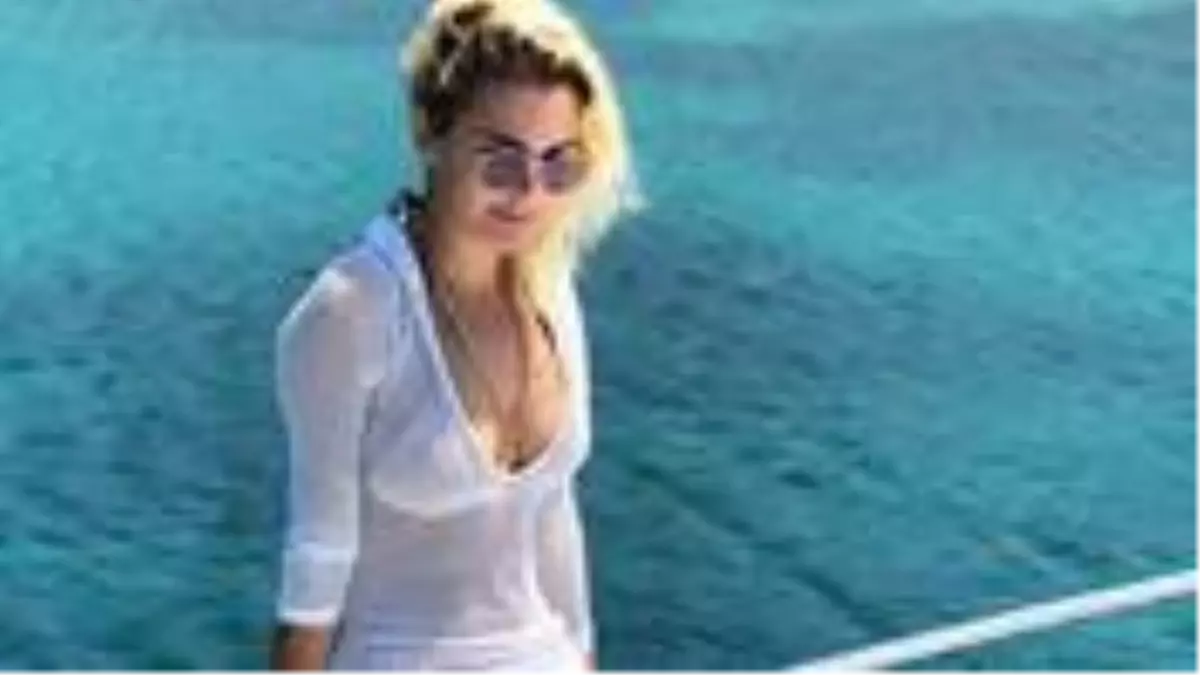 Ece Erken, Ahmet Nur Çebi'ye yönelik attığı tweet sonrası taraftarın sert tepkisiyle karşılaştı