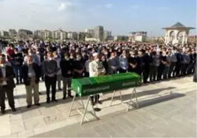 Eczacı Odası Başkanı Melih Köken son yolculuğuna uğurlandı Eczacı Odası Başkanı Melih Köken son yolculuğuna uğurlandı