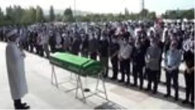 Eczacı Odası Başkanı Melih Köken son yolculuğuna uğurlandı Eczacı Odası Başkanı Melih Köken son yolculuğuna uğurlandı