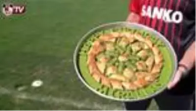 Son dakika spor: Gaziantep FK, Kevin Mirallas'ı baklava ile karşıladı Son dakika spor: Gaziantep FK, Kevin Mirallas'ı baklava ile karşıladı