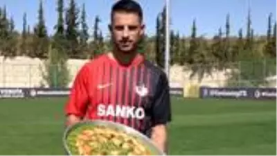 Gaziantep FK, Kevin Mirallas ile 1 yıllık sözleşme imzaladı Gaziantep FK, Kevin Mirallas ile 1 yıllık sözleşme imzaladı