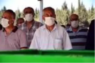 'Günaydın aşkın' mesajı sonrası öldürülen Hülya Güllüce'nin cenazesini kadınlar omuzladı 'Günaydın aşkın' mesajı sonrası öldürülen Hülya Güllüce'nin cenazesini kadınlar omuzladı