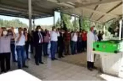 'Günaydın aşkın' mesajı sonrası öldürülen Hülya Güllüce'nin cenazesini kadınlar omuzladı 'Günaydın aşkın' mesajı sonrası öldürülen Hülya Güllüce'nin cenazesini kadınlar omuzladı