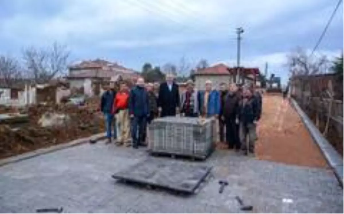 Karacabey'de parke taşı çalışmaları sürüyor