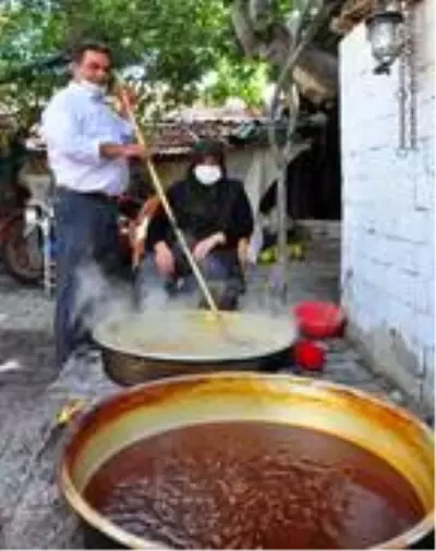 Kırkağaç kavunundan pekmez yaptılar, siparişlere yetişemiyorlar