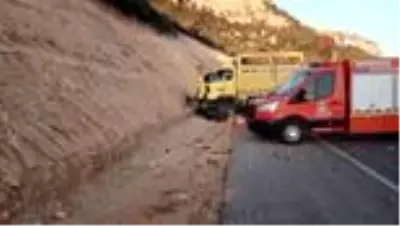 Son dakika haber... Mersin'de elma yüklü kamyon devrildi: 1 ölü