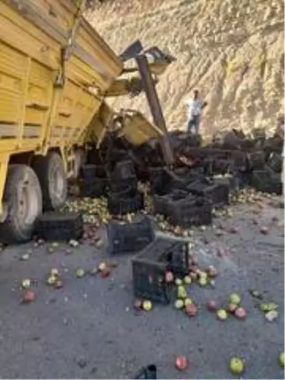 Son dakika haber... Mersin'de elma yüklü kamyon devrildi: 1 ölü