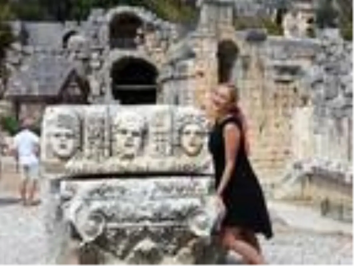 Myra Antik Kenti'ndeki tiyatro maskları fotoğraf stüdyosu gibi