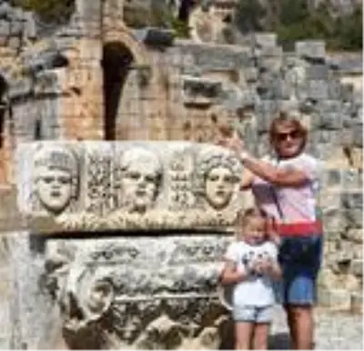 Myra Antik Kenti'ndeki tiyatro maskları fotoğraf stüdyosu gibi