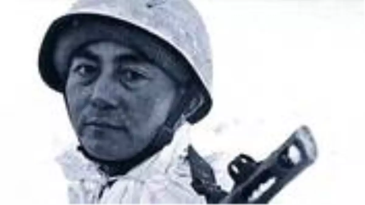 Serdar Ortaç eski bir Sovyet askerine benzerliğiyle viral oldu