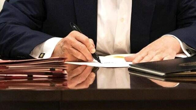 Trump, 'Görevimin başındayım' mesajı vermek isterken rezil oldu