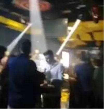 Yasağa rağmen düzenlenen eğlencede maske ve mesafe de unutuldu Yasağa rağmen düzenlenen eğlencede maske ve mesafe de unutuldu