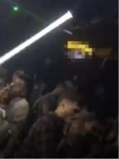 Yasağa rağmen düzenlenen eğlencede maske ve mesafe de unutuldu Yasağa rağmen düzenlenen eğlencede maske ve mesafe de unutuldu
