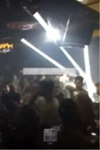 Yasağa rağmen düzenlenen eğlencede maske ve mesafe de unutuldu Yasağa rağmen düzenlenen eğlencede maske ve mesafe de unutuldu