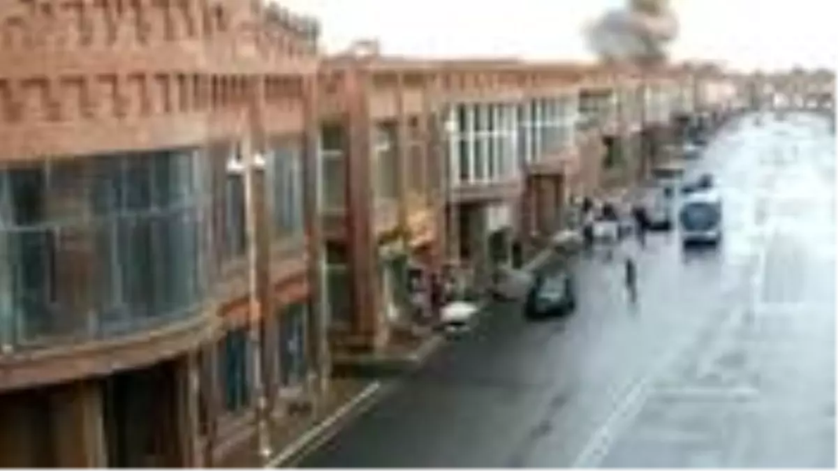 Ermenistan'ın sivilleri hedef aldığı Gence saldırısında, roketin AVM'ye düşme anı kamerada