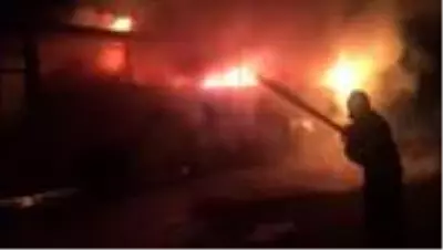 Adana'da seyir halindeki yolcu otobüsü yandı Adana'da seyir halindeki yolcu otobüsü yandı