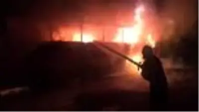 Adana'da seyir halindeki yolcu otobüsü yandı Adana'da seyir halindeki yolcu otobüsü yandı
