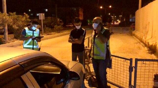 Arkadaşıyla iddiaya girip arabayı motosikletin üzerine sürdü! Pişkinliği pes dedirtti