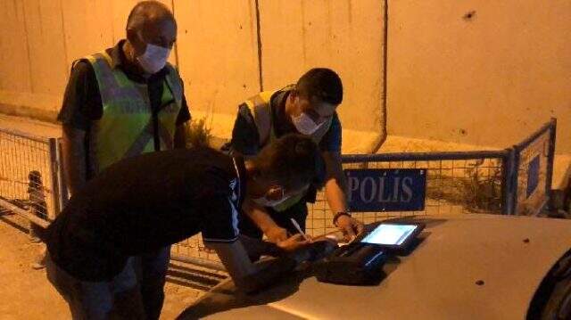 Arkadaşıyla iddiaya girip arabayı motosikletin üzerine sürdü! Pişkinliği pes dedirtti