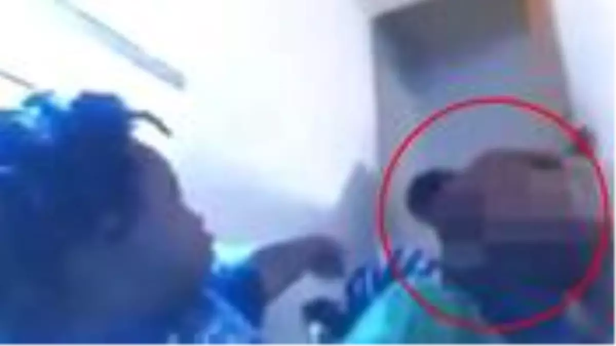 Çocuğunun derste olduğundan haberi olmayan anne, odaya çıplak girdi! O anlar kamerada