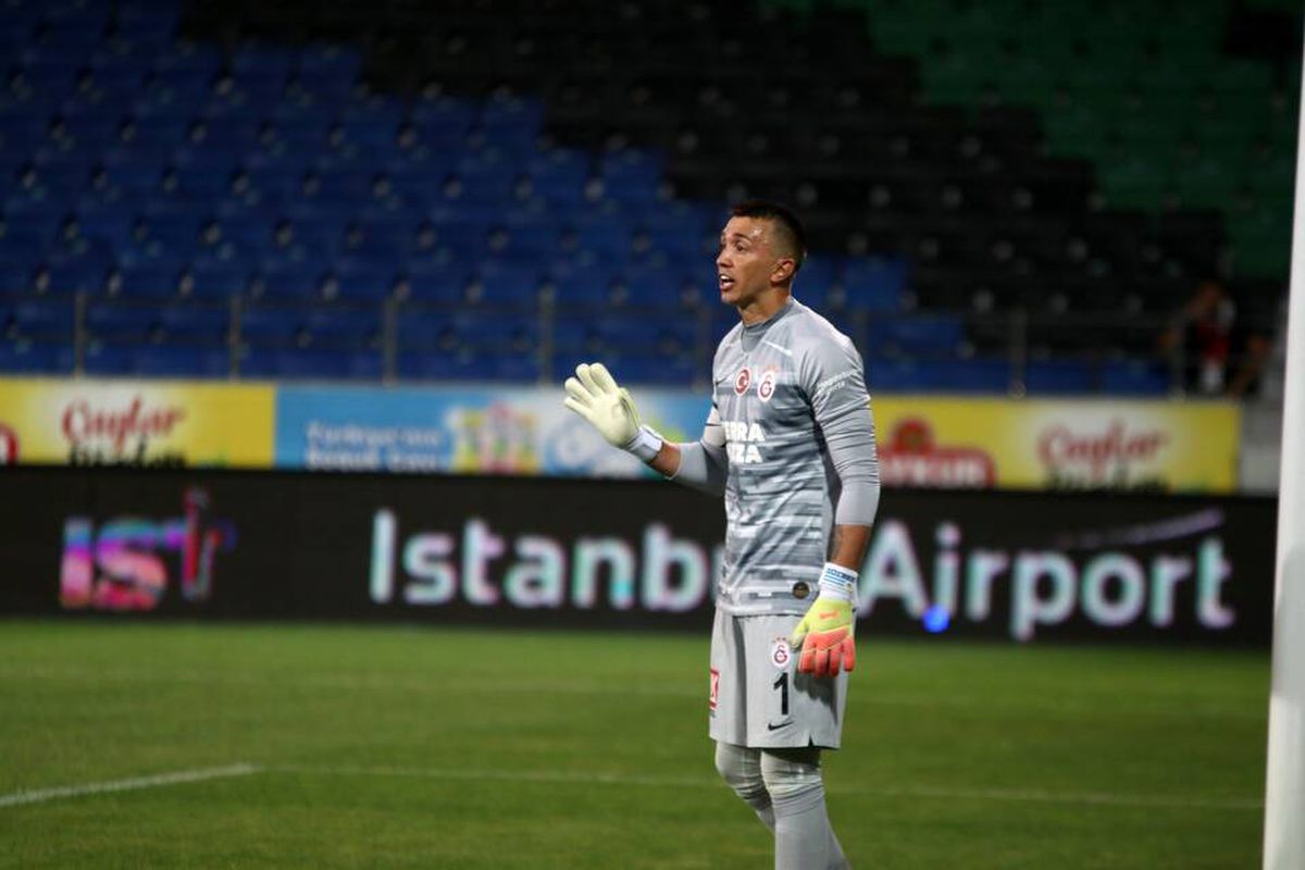G.Saray, sözleşmesinin dondurulacağı iddia edilen Muslera'nın lisansı çıkardı
