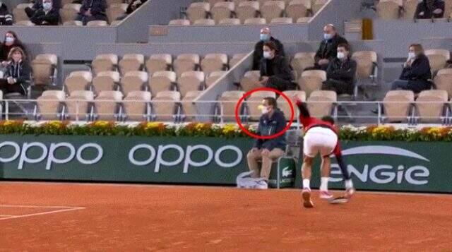 Hakeme top attığı için diskalifiye olan Djokovic, bir kez daha aynı şeyi yaptı