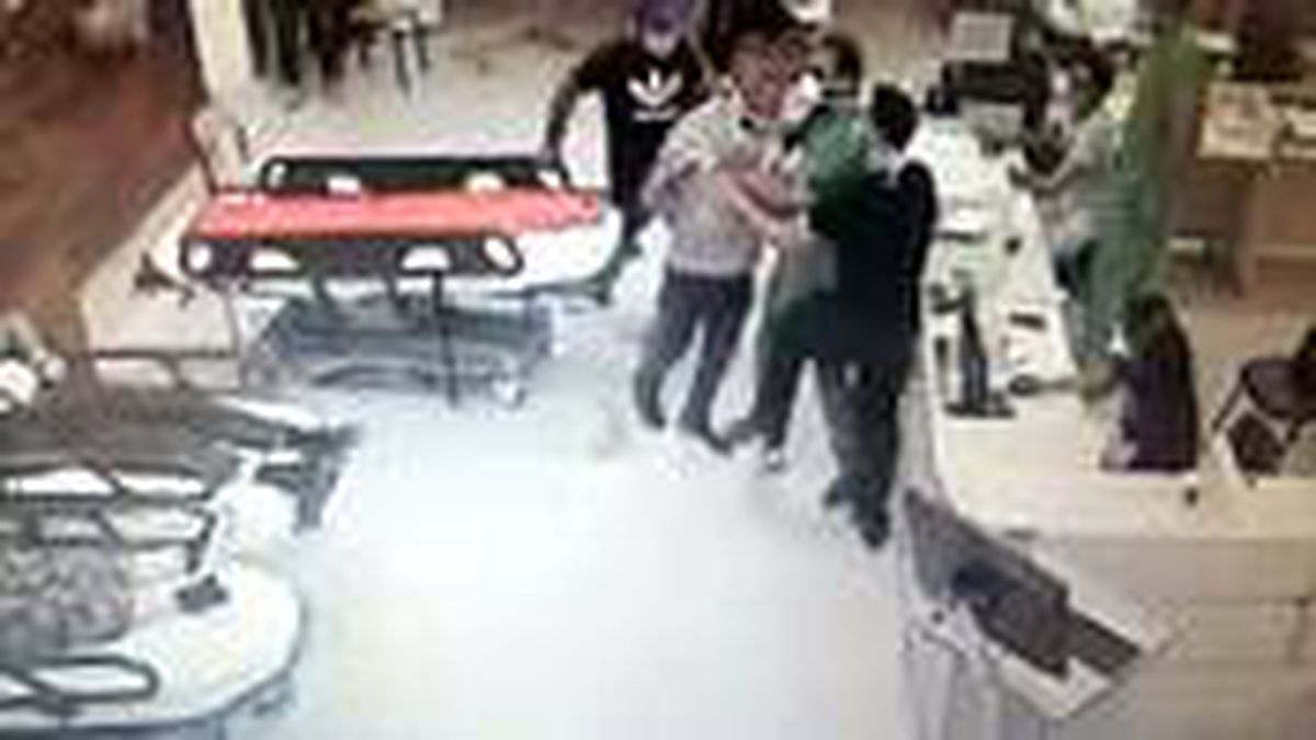İki doktor ve hastane polisi, hasta ve yakını tarafından darbedildi