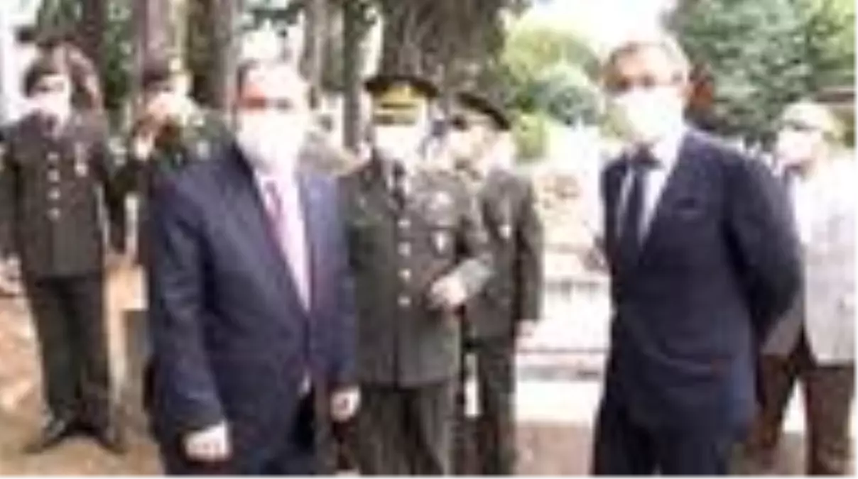 İstanbul'un işgalini kırmak üzere şehre ilk giren ordu komutanı Şükrü Naili paşa kabri başında...