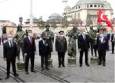 - Taksim'de İstanbul'un Kurtuluşu'nun 96. Yıldönümü için tören - Taksim'de İstanbul'un Kurtuluşu'nun 96. Yıldönümü için tören