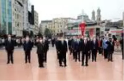 - Taksim'de İstanbul'un Kurtuluşu'nun 96. Yıldönümü için tören - Taksim'de İstanbul'un Kurtuluşu'nun 96. Yıldönümü için tören