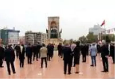 - Taksim'de İstanbul'un Kurtuluşu'nun 96. Yıldönümü için tören - Taksim'de İstanbul'un Kurtuluşu'nun 96. Yıldönümü için tören