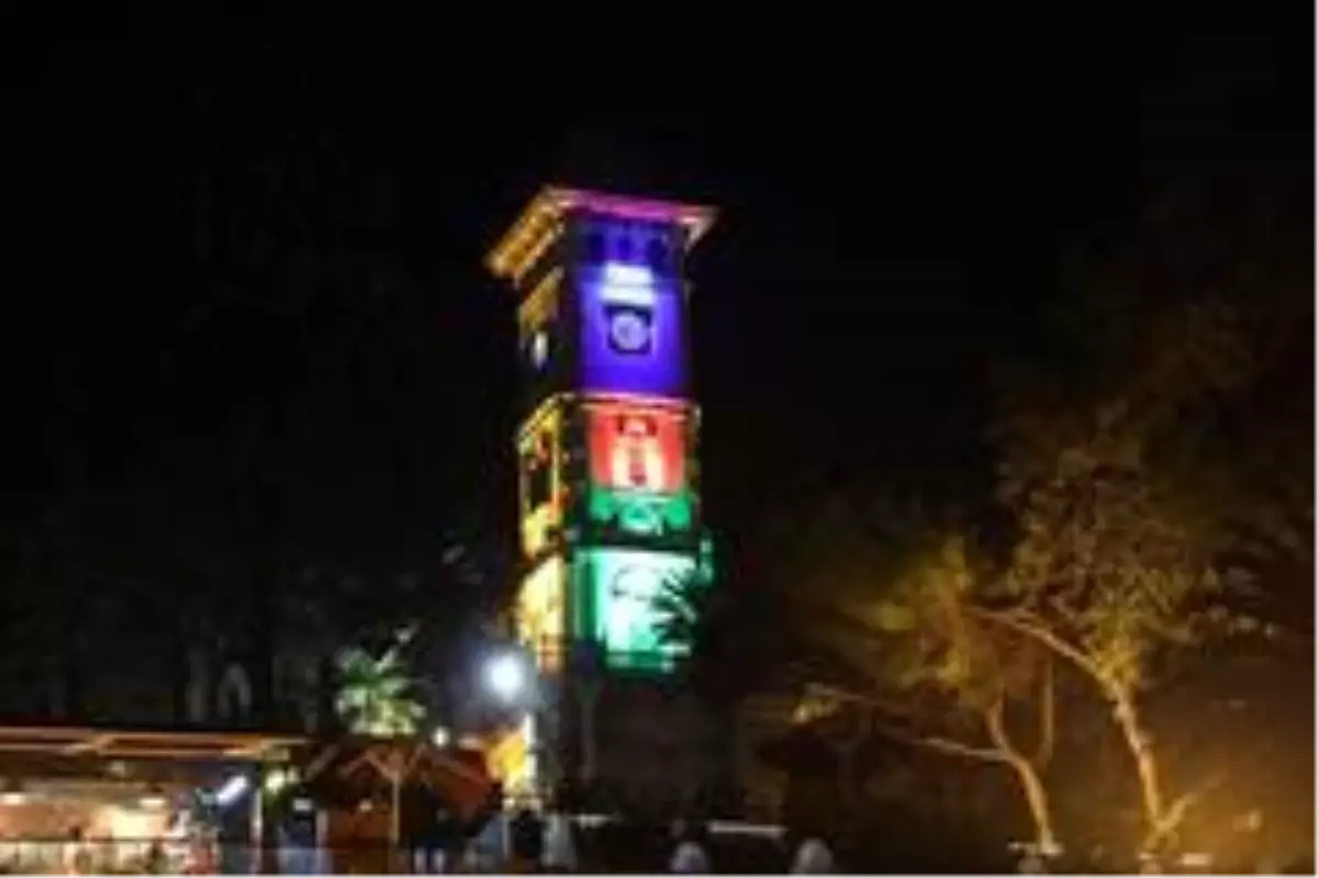 İzmit Saat Kulesi Azerbaycan bayrağının renkleriyle ışıklandırıldı