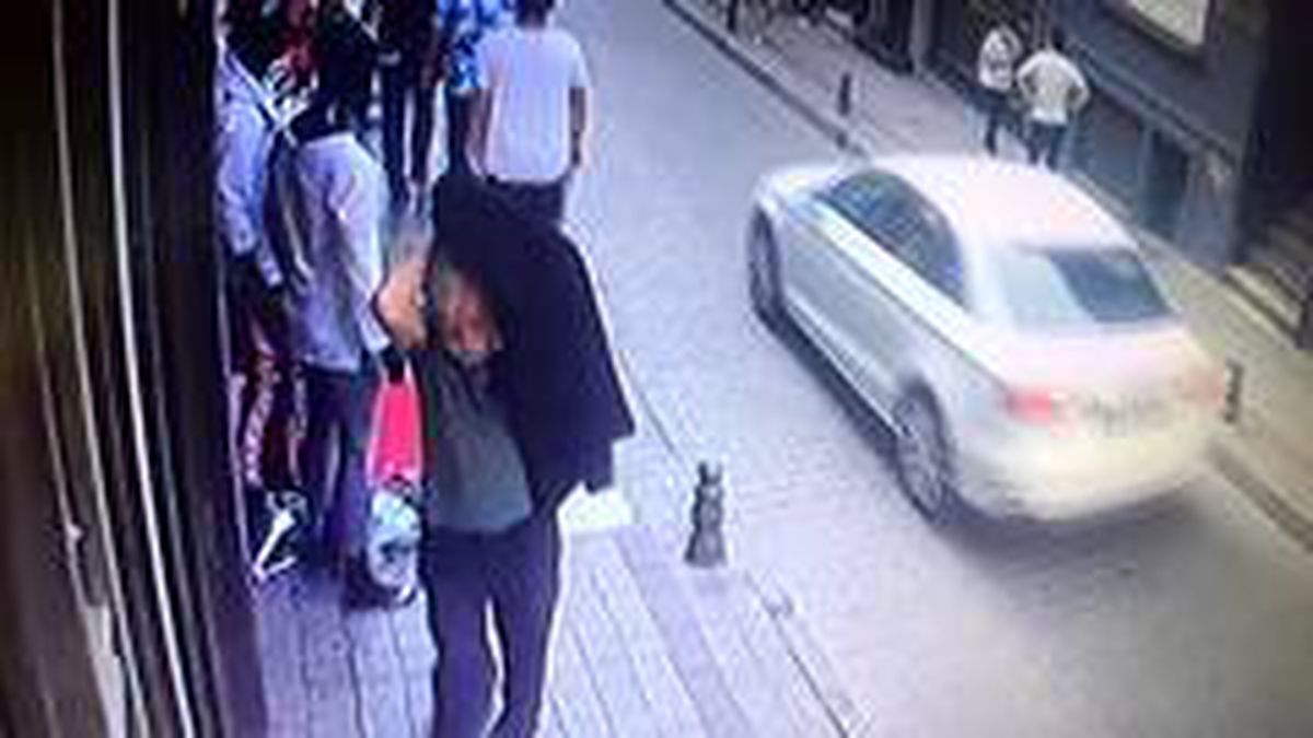 Güpegündüz 'yok artık' dedirten hırsızlık! Mağazanın önündeki mankene giydirilen montu çıkarıp, üzerine giydi