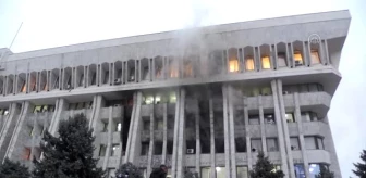 Kırgızistan Cumhurbaşkanlığı binasında çıkan yangın kontrol altına alındı (3)